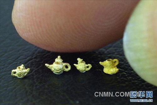 這是陳逢顯雕刻的“黃金茶壺”，每只壺尺寸約為0.2厘米（11月23日攝）。
