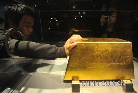 02世界上最大的金磚，重220千克（價(jià)格約780萬(wàn)美元） 臺(tái)北黃金博物館