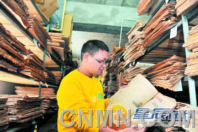 張立的報(bào)紙庫如同舊報(bào)資料室，這一“懷舊產(chǎn)業(yè)”為他淘來每月近萬元的收入。