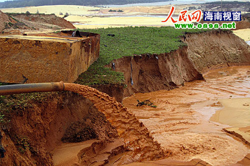 “粗大的水管正在排放采鈦礦產(chǎn)生的尾砂和污水。”在海南文昌市昌灑鎮(zhèn)白土村牧場坡附近，大型采礦機(jī)正在熱火朝天的運(yùn)轉(zhuǎn)。為了2000多元的工資，兩位打工者不顧一切，被“圍”在數(shù)十米深的礦坑里工作。圖為文昌昌灑鎮(zhèn)白土村牧場坡附近的采鈦礦現(xiàn)場
