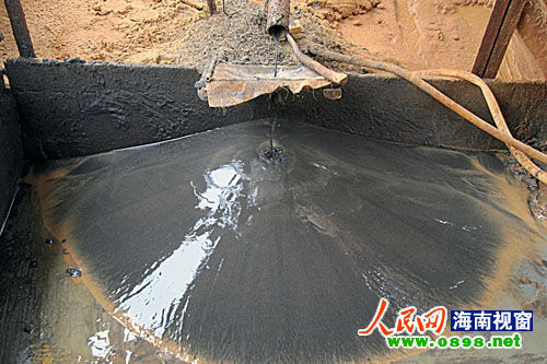 3月22日上午，記者在礦區(qū)看到數(shù)臺大型采礦機(jī)，其中一臺正在不停地運(yùn)轉(zhuǎn)工作。而另一旁，數(shù)個大坑內(nèi)有粗大的水管正在排放采礦產(chǎn)生的尾砂和污水，顯得渾濁不堪。順著排污管往下流，含有大量沙子和泥漿的污水排放到農(nóng)田，使得破壞相當(dāng)嚴(yán)重。
