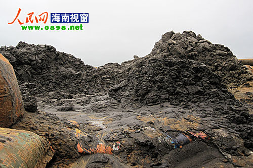 此時，來自湖南來此打工的夫妻倆正在辛勤的工作，從礦坑上往下看，許先生的妻子被“圍”著在操作抽水機(jī)，看起來十分危險。至于是否擔(dān)心自身的安全，“我們剛來沒多久，只要有活就做，老板一個月給我們2千多塊錢的工資。”許先生說。被問及是老板姓名及公司名稱時，許先生則是一問三不知。