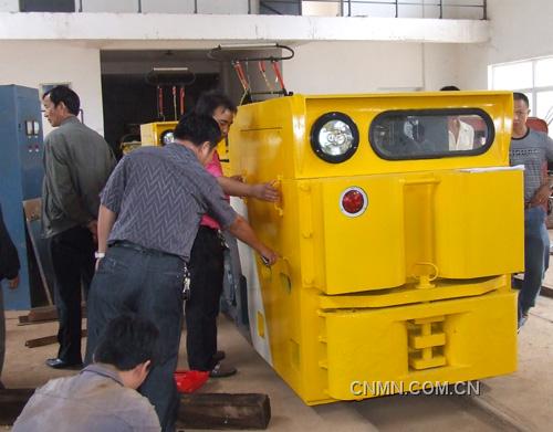 　　兩張加長型的大卡車9月21日中午緩緩駛?cè)胨傻V動(dòng)力運(yùn)輸車間新調(diào)車場，經(jīng)過工作人員卸載、安裝，松礦首次引進(jìn)的兩輛20噸變頻調(diào)速電機(jī)車就此落戶1360平臺(tái)。隨著20噸變頻調(diào)速電機(jī)車的使用，將進(jìn)一步推動(dòng)松礦礦山裝備現(xiàn)代化和生產(chǎn)力自動(dòng)化水平的提高，加快礦山生產(chǎn)由勞動(dòng)密集型向技術(shù)密集型轉(zhuǎn)變。