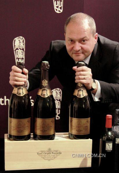 蘇富比亞洲區(qū)洋酒部主管樓柏禮(Robert Sleigh)及凱歌酒莊(Veuve Clicquot)直遞1921、1929及1947年珍罕歷史性年份香檳。