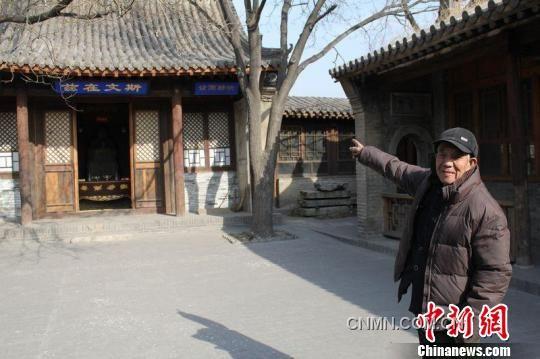 圖為85歲得王緒老人指著文昌宮的正殿對記者介紹說，“雞鳴驛是國家的文物，一定要保護好”。
