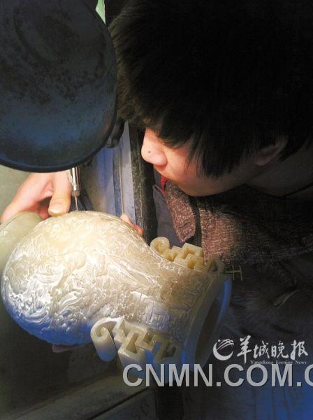 蚌埠仿古玉加工廠，工人正在雕琢玉器