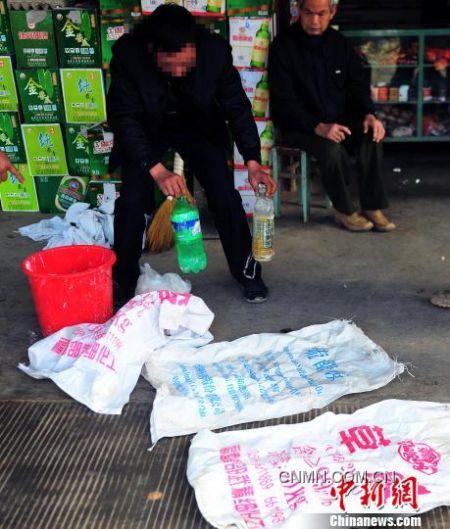當?shù)卮迕裣蛴浾哒故颈I礦企業(yè)所用的化學用品包裝袋。