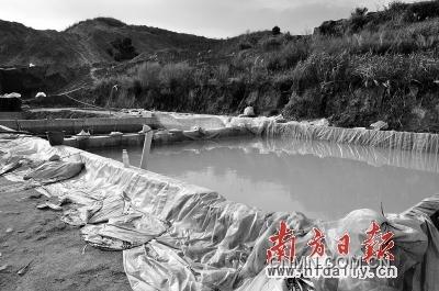 山間的洗礦池。