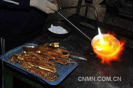 對黃金原料進行回爐熔化，鑄成需要的材料金條。