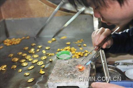 部分需要焊接、粘合的黃金飾品。