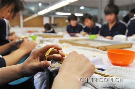 手鐲的最后工序“拋光與壓光”。
