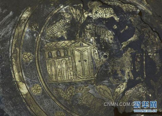 這是在克羅地亞溫科夫齊市博物館展出的新近出土的一件鍍金銀盤（3月29日攝）。