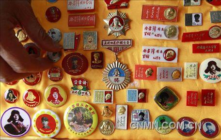3月1日，房冠龍在展示自己收藏的120多枚關(guān)于雷鋒的紀(jì)念章。