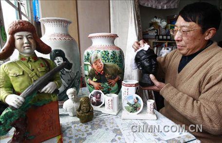 3月1日，房冠龍在家中整理部分藏品。