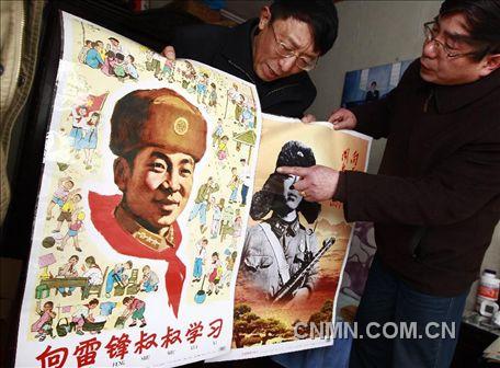 3月1日，房冠龍（左）向來訪的客人介紹自己最近添置的兩件藏品。