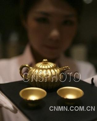 7月11日，“故宮心經(jīng)錦囊壺”和“心經(jīng)金碗”正式亮相北京菜百。由故宮博物院與國金黃金集團(tuán)聯(lián)合出品的此套“品茶”器皿，采用999純黃金的傳統(tǒng)制金工藝和現(xiàn)代工藝制成。“故宮心經(jīng)錦囊壺”重260克，首次以故宮館藏珍品“乾隆·綠漆地描金瓜棱壺”為原型，精工創(chuàng)造。“心經(jīng)金碗”重25克，刻有《般若波羅蜜心經(jīng)》，共268個(gè)字。