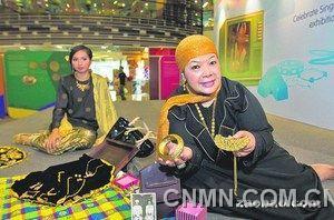 頌賽依德（右）年輕時便開始收藏馬來金飾，黃金對她來說是財富的象征，也可作為傳家之寶，代代相傳。