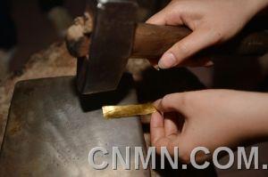 金箔鍛造大部分工序都需要人工操作，所以對(duì)技術(shù)要求很高。砸金片要求極高，有一錘沒砸好，一天的工作就可能白費(fèi)掉。
