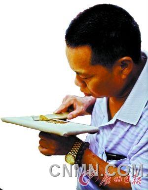 把鋪在烏金紙上的金箔用竹條挑起，切割成小片后用嘴吹氣再把金箔撩起到玉扣紙上，這些步驟都不能直接用手觸碰到金子。