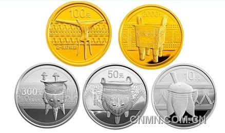 　　8月31日，中國人民銀行將發(fā)行中國青銅器金銀紀(jì)念幣(第一組)一套。該套紀(jì)念幣共5枚，其中金幣2枚、銀幣3枚，均為國家法定貨幣，由中國金幣總公司總經(jīng)銷。該紀(jì)念幣預(yù)計(jì)將于9月中旬亮相沈城。