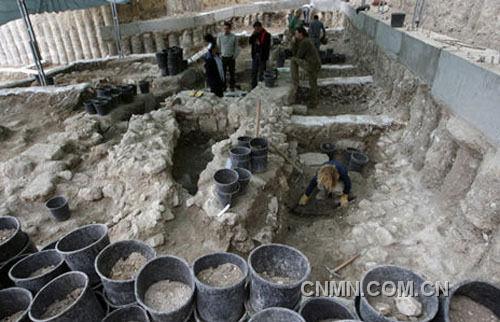 12月22日，工作人員在以色列耶路撒冷老城南墻外的考古挖掘現(xiàn)場忙碌