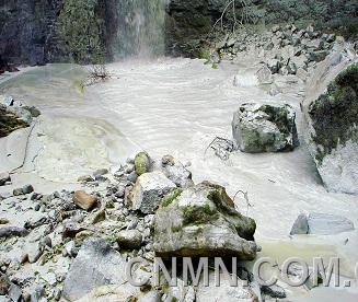 圖一：非法開采10-非法選礦造成河流污染引起國(guó)際糾紛