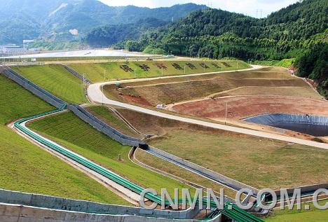 圖九：紫金山溶液池系統(tǒng)外邊坡（綠化及管溝、水路、電纜橋架建設(shè)）