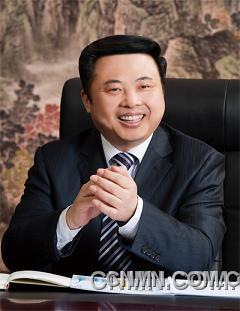 天能集團董事局主席張?zhí)烊? /></p>
<p><br />　　全國人大代表、天能集團董事局主席張?zhí)烊螌π履茉串a(chǎn)業(yè)的關注度非常大，在為今年“兩會”準備的9條議案及建議中，就有5條涉及加快建設廢舊電池回收體系、盡快出臺電動自行車國家新標準、推動低速短程電動汽車發(fā)展、暫緩征收鉛蓄電池消費稅等新能源相關問題。<br />　<strong>　一、及時清理涉企過時政策規(guī)章<br /></strong>　　“企業(yè)發(fā)展離不開政策法規(guī)，改革開放30多年，各級政府部門出臺了大量政策、規(guī)章、文件，一些政策、規(guī)章、文件已經(jīng)完成使命，退出了歷史舞臺，但也有不少因為種種原因，存留了下來。”張?zhí)烊谓榻B說。<br />　　客觀上看，這些存留下來的政策、法規(guī)、文件，它們在當時的社會條件下起到一定的作用，不過隨著時間的推移與社會的發(fā)展，有的相互抵制，有的干脆成了阻礙生產(chǎn)力發(fā)展的“籬笆”，少數(shù)不積極或不作為的部門，甚至會拿著這些“籬笆”圈自己的利益、向企業(yè)提無理要求。這在很大程度上傷害了企業(yè)的積極性與主動性，給企業(yè)發(fā)展帶來很大阻礙。<br />　　為進一步優(yōu)化我國企業(yè)經(jīng)濟發(fā)展的法制環(huán)境，促進企業(yè)轉(zhuǎn)型升級，張?zhí)烊谓ㄗh國務院有關部門牽頭，組織各級政府有關部門在全國范圍內(nèi)對涉及企業(yè)生產(chǎn)經(jīng)營的一系列政策、法規(guī)、文件做一次系統(tǒng)的梳理，重點清理和修改不符合市場經(jīng)濟發(fā)展要求、不利于企業(yè)轉(zhuǎn)型升級的有關文件，要將清理工作與全面清理涉及向企業(yè)收費、攤派的規(guī)定結(jié)合起來，從制度上、源頭上切實解決企業(yè)負擔過重的問題。<br />　　建議對以下列情形之一的，應當予以修改：1.部分內(nèi)容與上位法不一致或者相抵觸的;2.國家政策重大調(diào)整，政府規(guī)章、規(guī)范性文件的部分內(nèi)容與之不適應的;3.部分內(nèi)容明顯不適應經(jīng)濟社會發(fā)展需要的;4.部分內(nèi)容的程序、可操作性不強，需要予以細化和完善的;5.政府規(guī)章、規(guī)范性文件之間對同一事項的規(guī)定不一致的;6.其他原因需要予以修改的。<br />　　有下列情形之一的，應當予以廢止：1.主要內(nèi)容與上位法或者國家政策相抵觸的;2.依據(jù)的法律、法規(guī)已廢止或者宣布失效的;3.主要內(nèi)容已被新制定或者修訂后的法律、法規(guī)、規(guī)章涵蓋的;4.主要內(nèi)容已被新制定的政府規(guī)章、規(guī)范性文件替代的;5.主要內(nèi)容已不適應經(jīng)濟社會發(fā)展需要的。<br />　　<strong>二、加大低速短程電動汽車推動力度<br /></strong>　　“市場上運行的電動汽車有高速車和低速車兩類，目前低速短程電動汽車銷量遠遠大于高速電動汽車，贏得了廣泛的市場。”張?zhí)烊握f，高速電動汽車與低速短程電動汽車相比較，其性價比不具備競爭優(yōu)勢。在節(jié)能減排和生態(tài)文明建設的推動下，我國正大力發(fā)展綠色交通，加快建立以低碳為特征的交通運輸體系，他建議國家相關部門出臺相關政策，進一步推動低速短程電動汽車發(fā)展。<br />　　“一要制定電動汽車技術(shù)標準，促進低速短程電動汽車發(fā)展。二要明晰發(fā)展政策，鼓勵技術(shù)創(chuàng)新。三要合理布局產(chǎn)業(yè)發(fā)展，規(guī)劃配套設施建設。四要出臺管理辦法，解決車輛上路問題。五要完善服務體系，確保電池回收。”張?zhí)烊谓ㄗh。</p>
<p> </p>
 <p style='text-align:center'>[1]<a href='ShowNews1.aspx?id=263719&page=2' target='_self'><b>[2]</b></a> <a href='ShowNews1.aspx?id=263719&page=3' target='_self'><b>[3]</b></a> <a href='ShowNews1.aspx?id=263719&page=2' target='_self'>下一頁</a></p></div>
                    <p class=