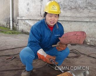 　　　　即將退休的丁仲榮仍堅守崗位，作為江銅集團一名普通電焊工，她在電焊崗位已經(jīng)工作了30多個年頭，曾被授予“全國先進女職工”、“全國三八紅旗手”等榮譽稱號。