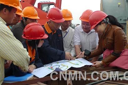 C.共同建設(shè)新興產(chǎn)業(yè)。陜西有色天宏公司女職工與專家一起參與建設(shè)多晶硅生產(chǎn)線。 (1)