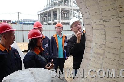 C.共同建設(shè)新興產(chǎn)業(yè)。陜西有色天宏公司女職工與專家一起參與建設(shè)多晶硅生產(chǎn)線。