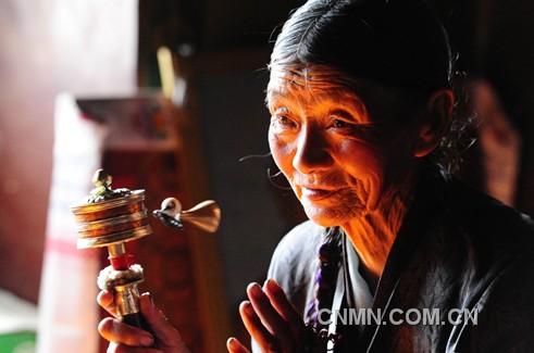 一名藏族老人在西藏自治區(qū)山南地區(qū)昌珠寺手搖轉(zhuǎn)經(jīng)筒，虔誠(chéng)地誦念佛經(jīng)