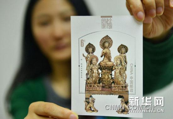 6月14日，浙江郵票公司的工作人員展示《金銅佛造像》特種郵票小型張“隋·銅鎏金佛教造像”。