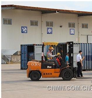 7月12日，鷹潭貴溪市銅拆解加工園內(nèi)一輛叉車正在搬運從國外運來的廢舊五金