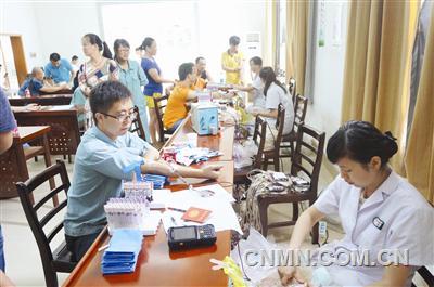 為響應(yīng)江西省獻(xiàn)血辦、江西省血液中心《關(guān)于組織公民義務(wù)獻(xiàn)血通知》的號(hào)召，南昌硬質(zhì)合金有限責(zé)任公司近日組織職工進(jìn)行無(wú)償義務(wù)獻(xiàn)血活動(dòng)。此次義務(wù)獻(xiàn)血活動(dòng)共有來(lái)自各生產(chǎn)單位、職能部門50余位愛(ài)心獻(xiàn)血者參加，成功獻(xiàn)血者達(dá)45人，短短半天時(shí)間共獻(xiàn)血12000余毫升。