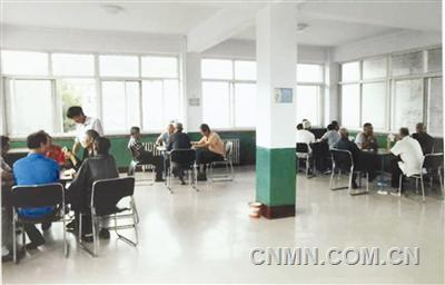 河北省承德市壽王玟勞動保障事務(wù)管理處（原壽王墳銅礦退休管理處）為給近3000名離退休職工創(chuàng)造更好的娛樂環(huán)境，多次對老年活動中心進(jìn)行改造。今年又投資12萬元更換了采暖設(shè)施；為地面重鋪了地板磚；更換了臺球案，為棋牌室、閱覽室添置更換了桌椅；為樓頂做了彩鋼防水；對各層游藝室重新裝修粉刷，受到離退休職工的歡迎與稱贊。（劉樹強(qiáng) 劉鳳學(xué) 包學(xué)文）