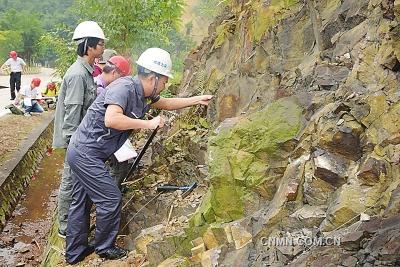 　9月9日～11日，近80名來自廣東省地質(zhì)局、省核工業(yè)地質(zhì)局、省有色金屬地質(zhì)局的中青年地質(zhì)技術(shù)人員，聚集在風(fēng)景秀麗的肇慶市鼎湖山腳下，一連三天，展開有“理論考試、巖礦鑒定、野外實操”為主要內(nèi)容的“全省礦產(chǎn)地質(zhì)專業(yè)技術(shù)人員職業(yè)技能競賽”，互相PK，軋金奪銀。這是廣東省地質(zhì)系統(tǒng)自2008年以來開展的第六次職業(yè)技能大賽。