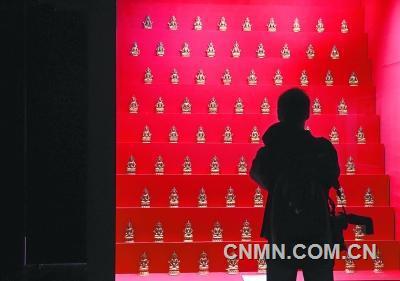 明天是故宮博物院90歲的生日，“揭秘”成為其為公眾準(zhǔn)備的一份厚禮：一度被傳為靈異事件高發(fā)區(qū)的“后宮”，即慈寧宮和壽康宮領(lǐng)銜的西路區(qū)域?qū)?對外開放，故宮首座開放的佛堂也在其中；宮里歲數(shù)最小的寶蘊(yùn)樓將回溯故宮寶貝南遷北返往事；午門—雁翅樓將聯(lián)合重現(xiàn)帝后過壽的盛景，連乾隆給母親過壽的菜 單都被翻騰出來了；東華門揭秘最徹底，用科技和文物講述故宮是如何搭建的。