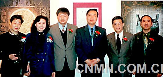 畫家與嘉賓合影（左三為中國駐多倫多文化領(lǐng)事項曉偉，右二為國際佛光會多倫多會長）1