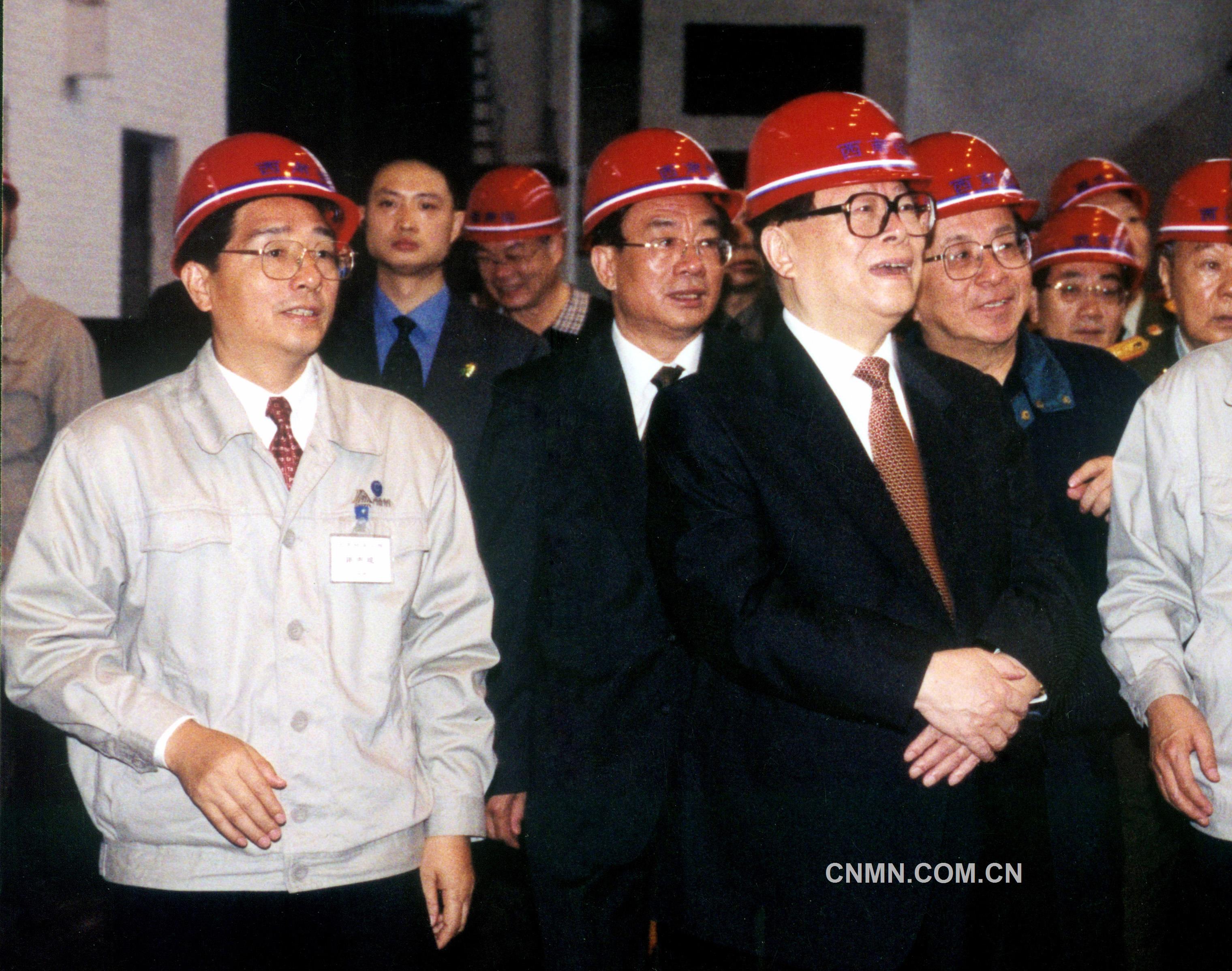 2002年5月22日，江澤民視察西南鋁。（李影攝）