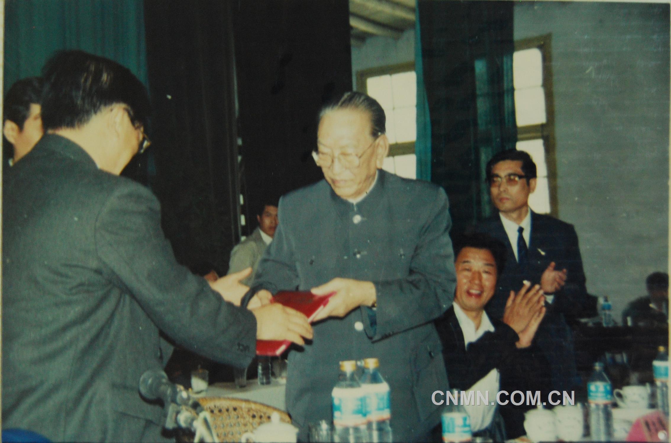 1991年10月，耿飚回到闊別65年的水口山，欣然接受“水口山功勛礦工”榮譽(yù)稱號。
