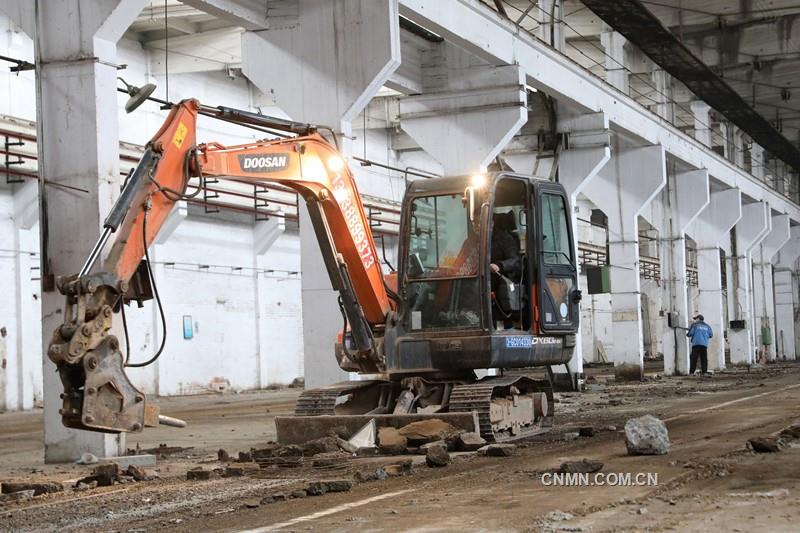 近日，在洛陽銅業(yè)占地4796平方米的原裝備技術(shù)公司工具車間閑置廠房內(nèi)，一臺鉤機在車間內(nèi)來往穿梭、平整地坪——洛陽市花卉市場搬遷地正在如火如荼地施工中。