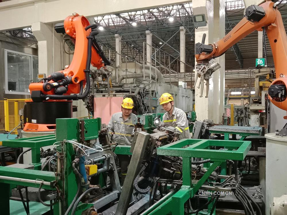 日前，銅陵有色金冠銅業(yè)分公司雙閃電解車(chē)間協(xié)同保全點(diǎn)檢人員對(duì)電解剝片機(jī)組等設(shè)備進(jìn)行聯(lián)合點(diǎn)檢，及時(shí)消除故障隱患，強(qiáng)化設(shè)備日常潤(rùn)滑維保，不斷鞏固提升設(shè)備作業(yè)效率，保障安全高效生產(chǎn)。