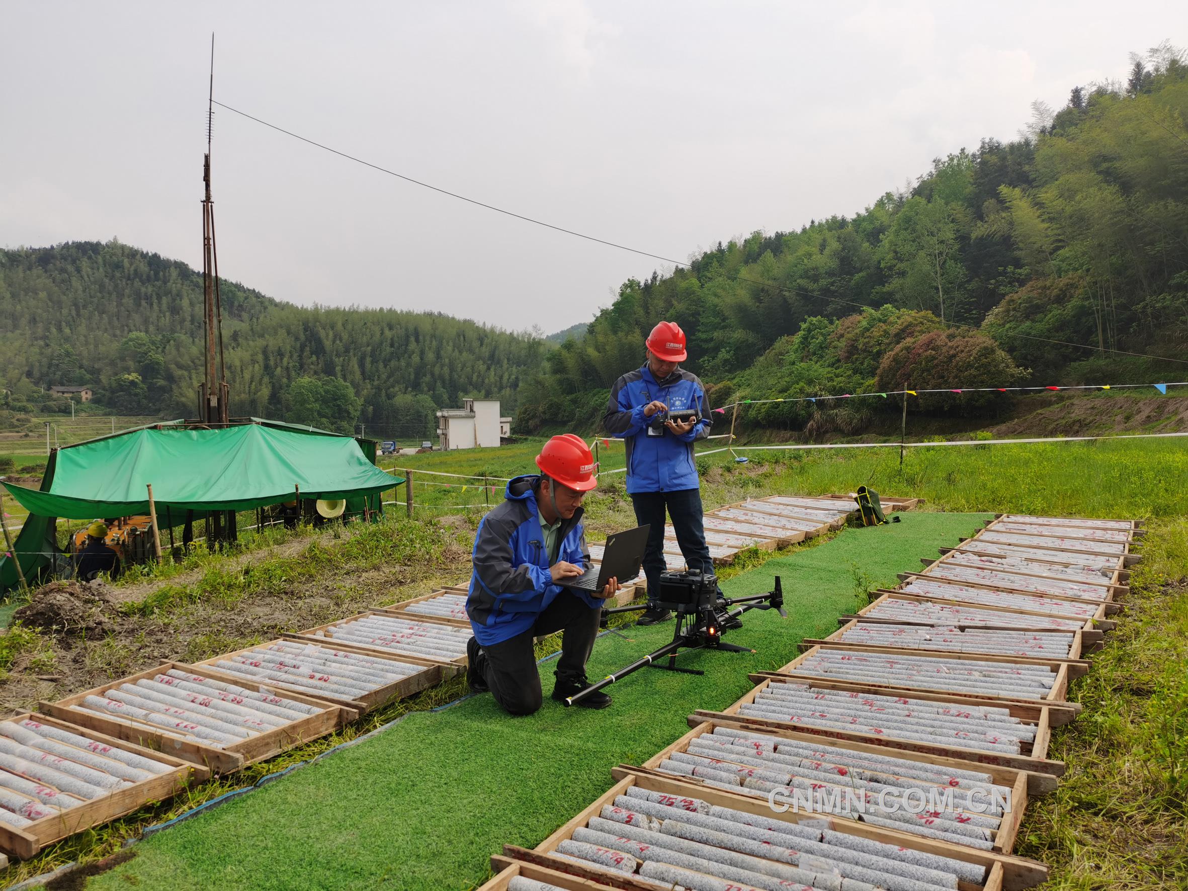 江西地質(zhì)-物化探大隊(duì)隊(duì)員正在開展低空無人機(jī)航磁作業(yè)。