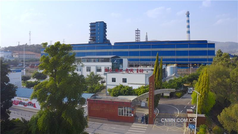 楚雄滇中有色金屬有限責(zé)任公司，一個(gè)建成投產(chǎn)近30年的中型銅冶煉企業(yè)，在由弱到強(qiáng)的發(fā)展歷程中，始終堅(jiān)持并堅(jiān)定踐行新發(fā)展理念，以綠色發(fā)展為根本目標(biāo)，致力開拓適合企業(yè)實(shí)際的綠色“路徑”，一步一個(gè)腳印建設(shè)企業(yè)的“綠水青山”。