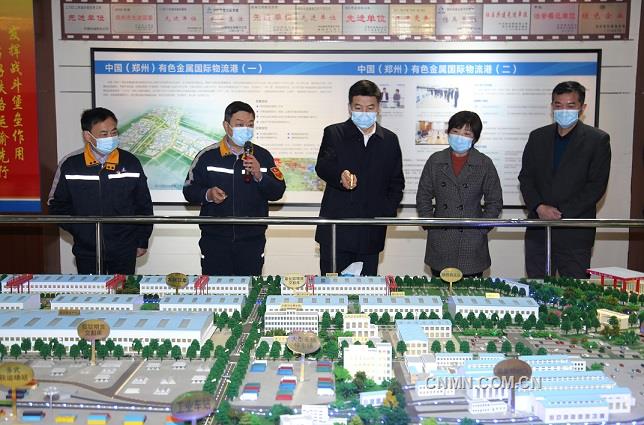 （左上）圖為河南省委常委、副省長費(fèi)東斌（中）在中部陸港沙盤聽取物流產(chǎn)業(yè)發(fā)展情況介紹