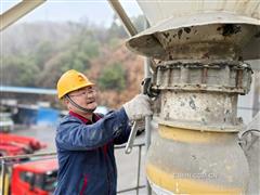 扎根一線克難關(guān)——記銅陵有色銅冠建安商砼公司機(jī)械維修班班長(zhǎng)張洪一